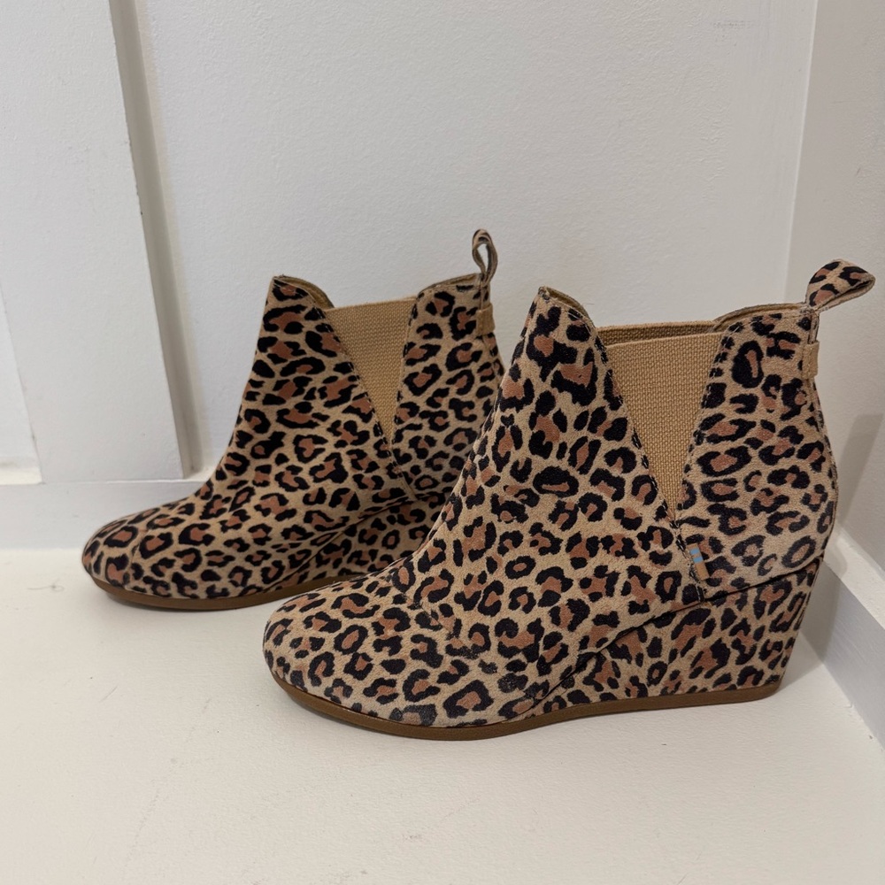 Tom’s Women’s 8.5 Leopard Wedges Suede Pull On Shoes Cheetah Boots